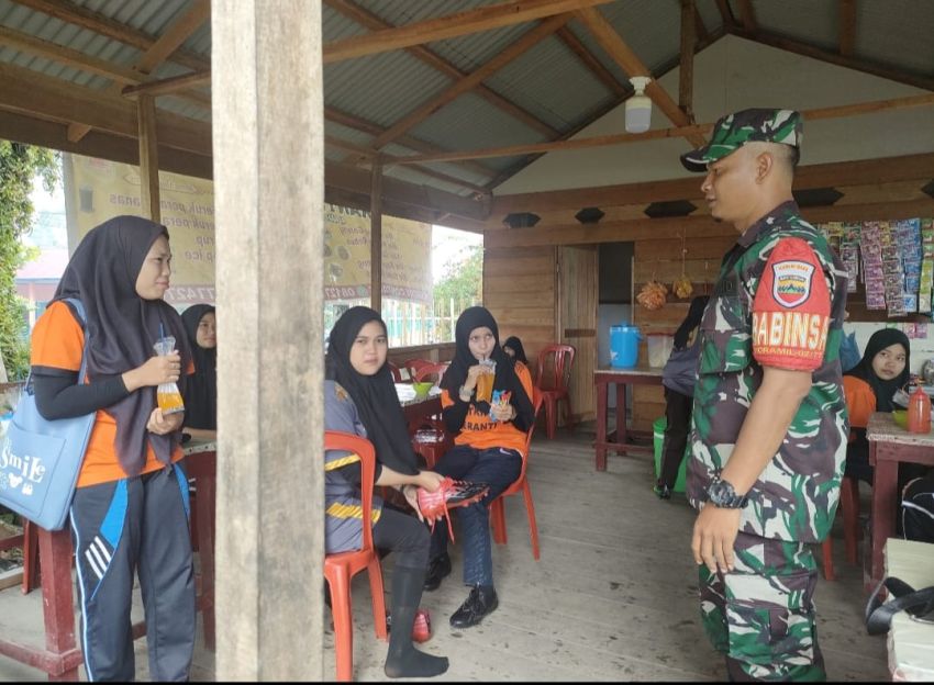 Temui Warga Desa Tanjung, Serda Muslim Lakukan Komunikasi Sosial