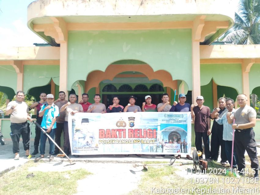 Bakti Religi, Personel Polsek Rangsang Barat Bersih-bersih Musala Nurul Huda Peranggas