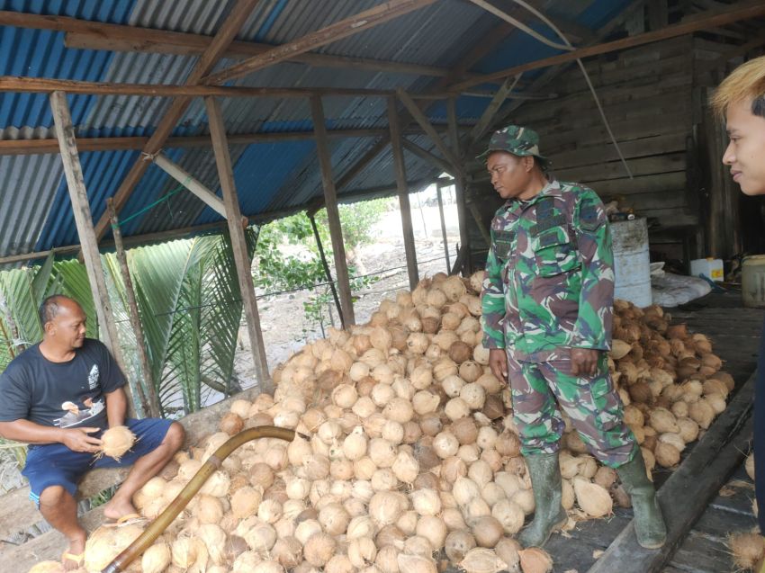 Jaga Silaturahmi, Serda Irfan Sulaiman Lakukan Komsos Dengan Warga Desa Teluk Buntal
