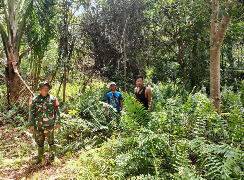 Cegah Karlahut, Serda Muslim Bersama Warga Desa Tanjung Darul Takzim Lakukan Patroli