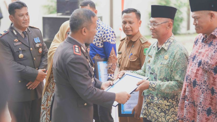 Hibahkan Tanah untuk Pos Bhabinkamtibmas Inovatif, Kades Bokor Terima Penghargaan di Hari Bhayangkara ke-78