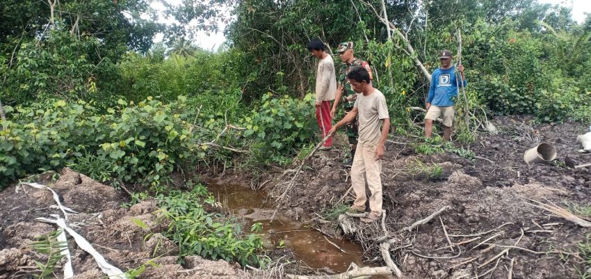 Pratu Angga Pebrihadi Bersama Warga Desa Telaga Baru Lakukan Patroli Cegah Karlahut