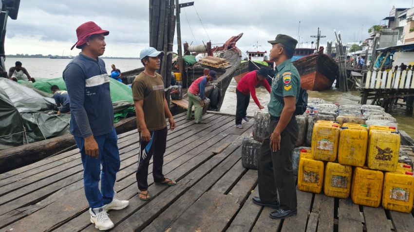 Lakukan Komsos, Babinsa Koramil 02/Tebing Tinggi Sertu Rudi R Duduk Bersama Warga Desa Kedabu Rapat