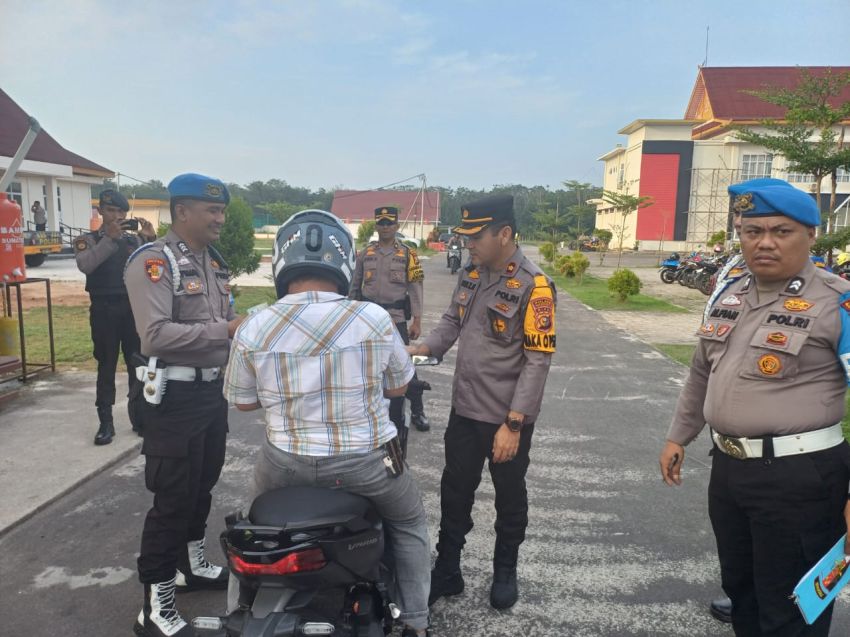 Operasi Patuh LK 2024, Wakapolres Pimpin Pemeriksaan Surat Kendaraan Bermotor Personel