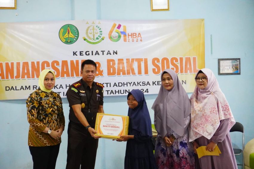 HBA Ke-64, Kejari Kepulauan Meranti Gelar Baksos dan Anjangsana