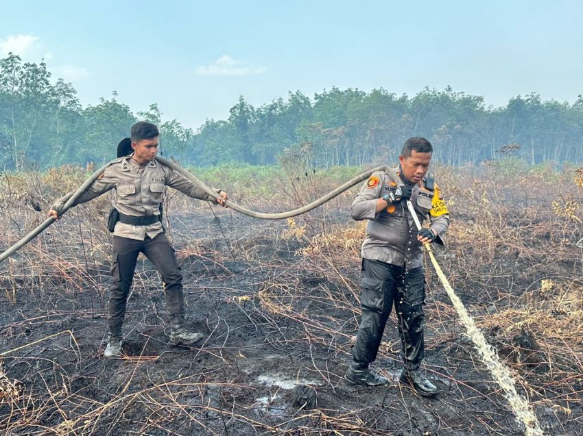 Dipimpin Kapolres, Tim Gabungan Masih Berjibaku Lakukan Pendinginan Karhutla di Desa Tanjung Kedabu