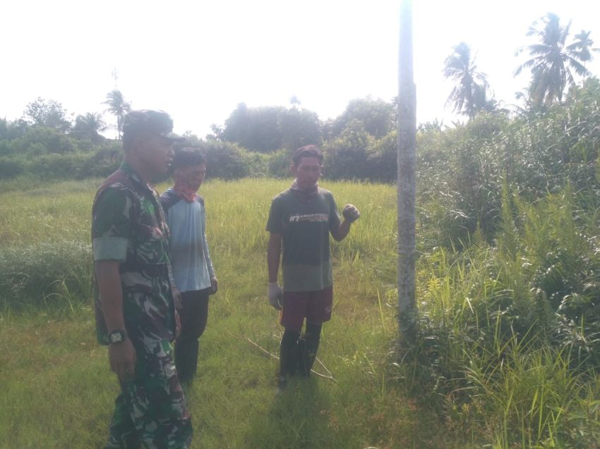 Sertu Rudi R Bersama Warga Desa Kedabu Rapat Lakukan Patroli Cegah Karlahut