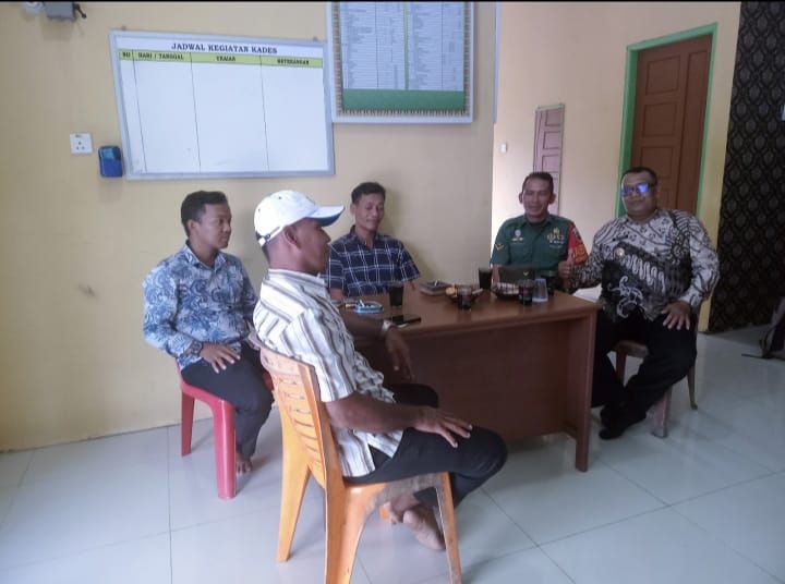 Serda Amsyaya Lakukan Komsos Dengan Kades dan Perangkat Desa Insit, Ini Yang Disampaikan