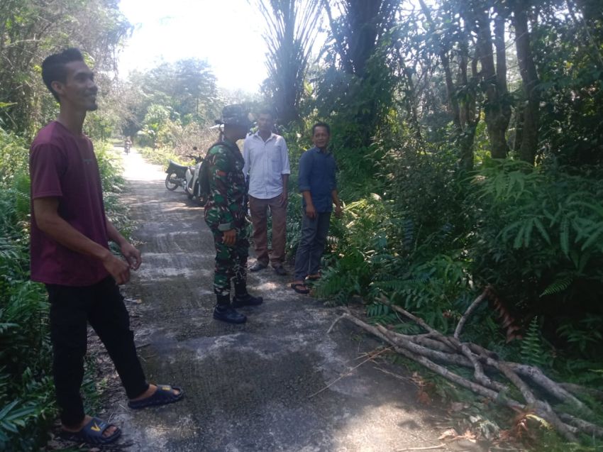 Gelar Patroli, Pratu Diki Hidayat Imbau Warga Desa Anak Setatah Waspada Karlahut