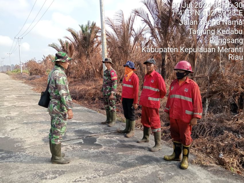 Anggota Koramil 02/Tebing Tinggi Bersama Tim Gabungan Terus Lakukan Pendinginan Titik Asap