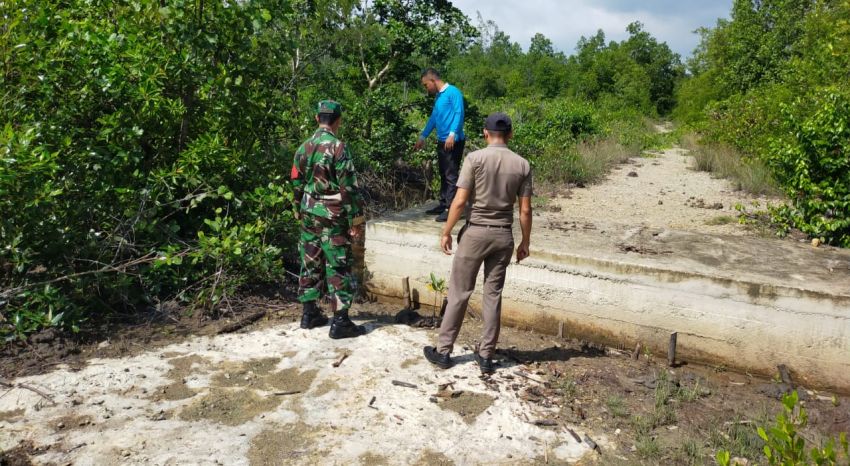 Babinsa Serma Safi'i Bersama Satpol PP dan MPA Patroli Karlahut di Desa Mekong
