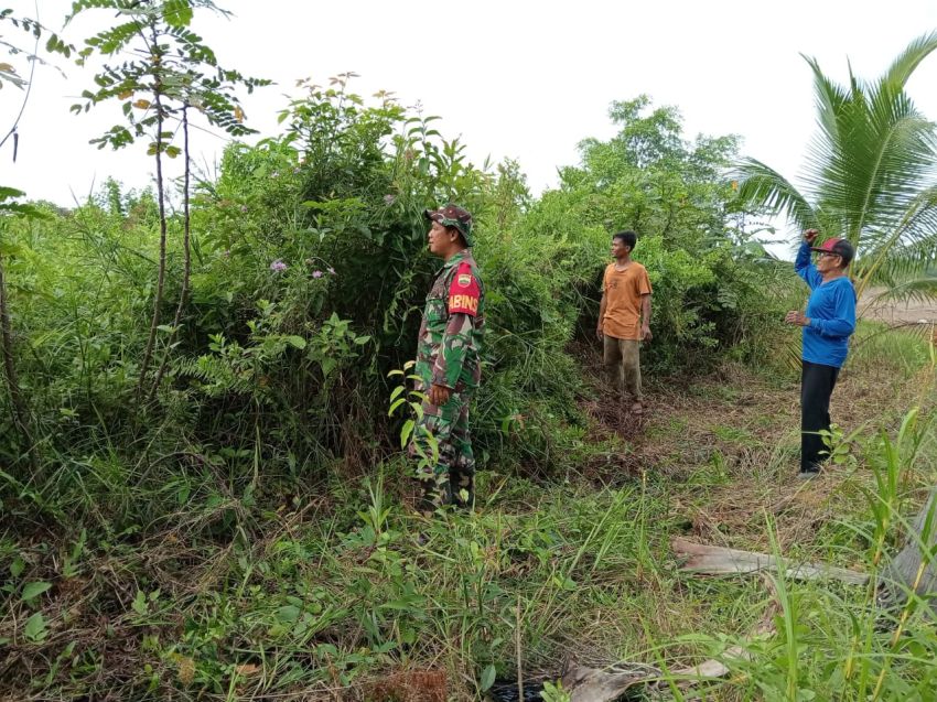 Cegah Karhutla, Serda Imam Subarkah Bersama Masyarakat Desa Topang Gencar Patroli