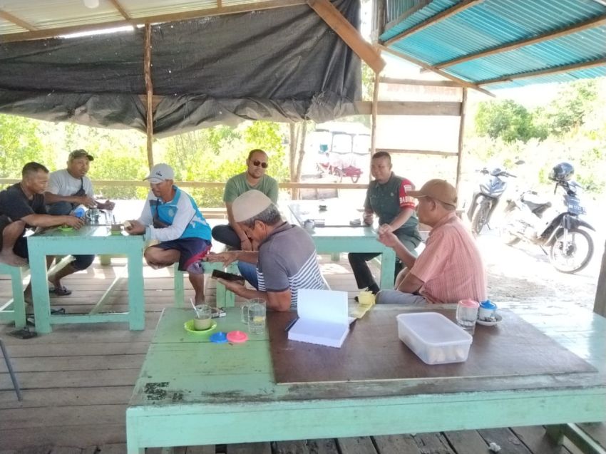 Jaga Hubungan Baik, Serda Supriandi Lakukan Komsos Dengan Warga Desa Dwi Tunggal