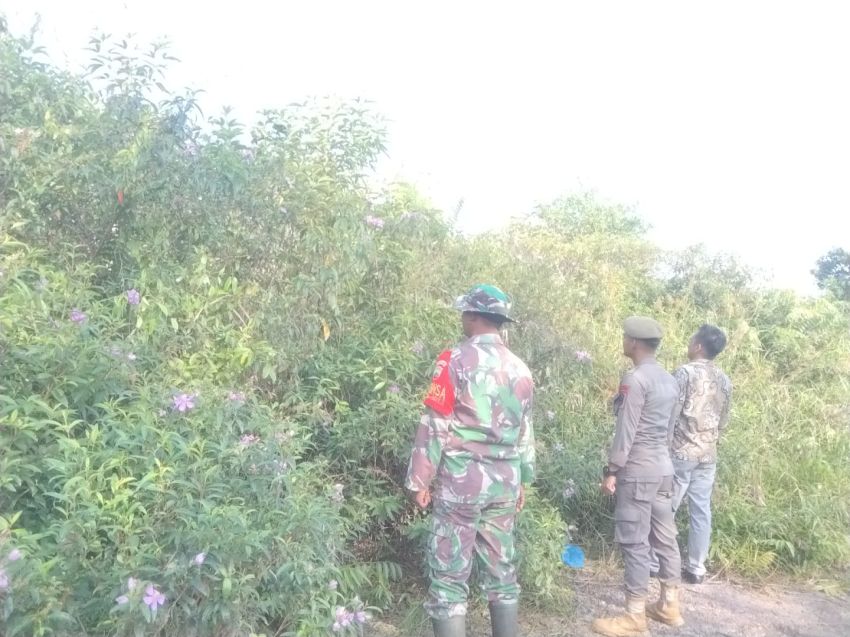 Patroli Karhutla di Desa Wonosari, Babinsa Serda Supriandi Imbau Warga Tak Bakar Lahan