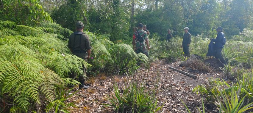 Sertu Rudi R Bersama Anggota Linmas Desa Kedabu Rapat Patroli Patroli Cegah Karhutla