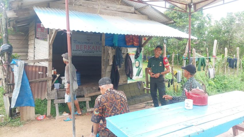 Pratu Muhammad Fahrijal Lakukan Komunikasi Sosial Dengan Warga Desa Sesap