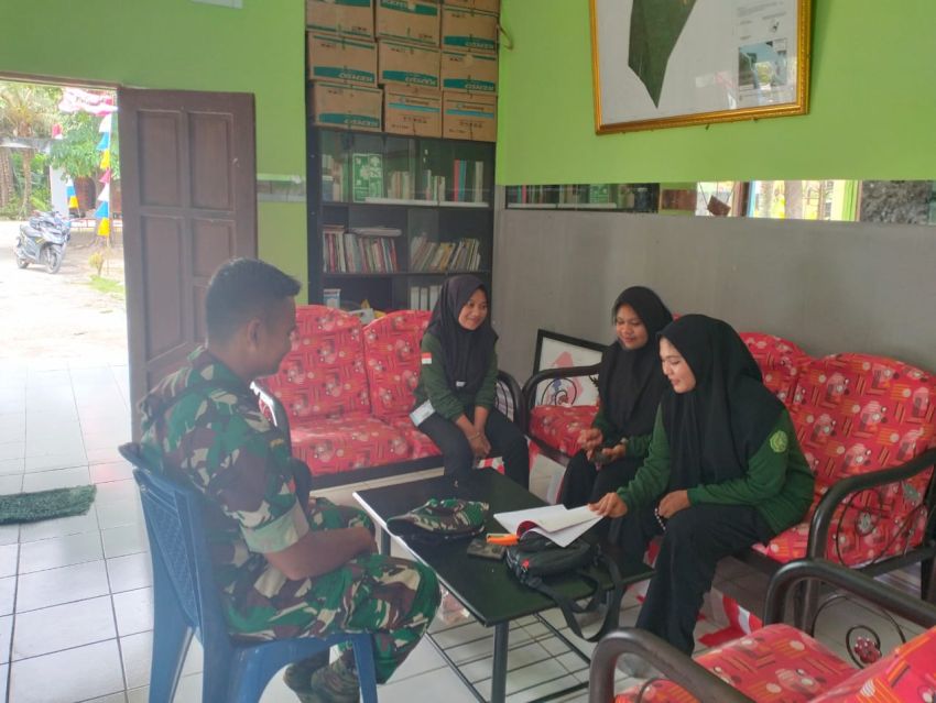 Jaga Hubungan Baik, Pratu James Gulo Lakukan Komsos Dengan Warga Desa Penyagun