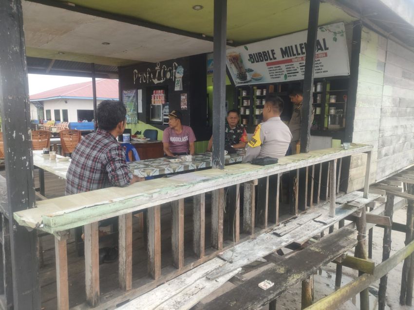 Lakukan Komsos, Serda Herman Saputra Temui Warga Desa Nipah Sendanu