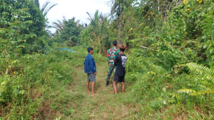 Pratu Aldimas Rizki Bersama Warga Desa Alahair Timur Patroli Cegah Karhutla