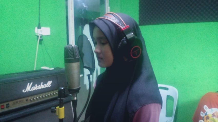 Anis Santiya Rekaman Single Perdana "Pusara di Hening Senja"