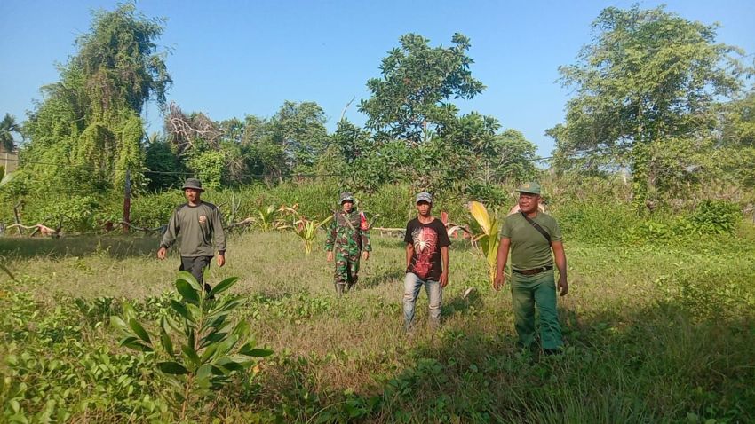 Serka Anton Harianja Bersama Kadus dan RT Lakukan Patroli Cegah Karhutla di Desa Telesung