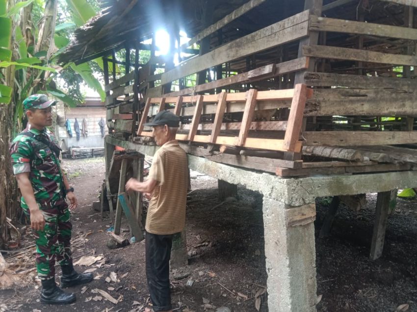 Cegah PMK Hewan, Pratu Diki Hidayat Sambangi Peternak Kambing di Desa Anak Setatah