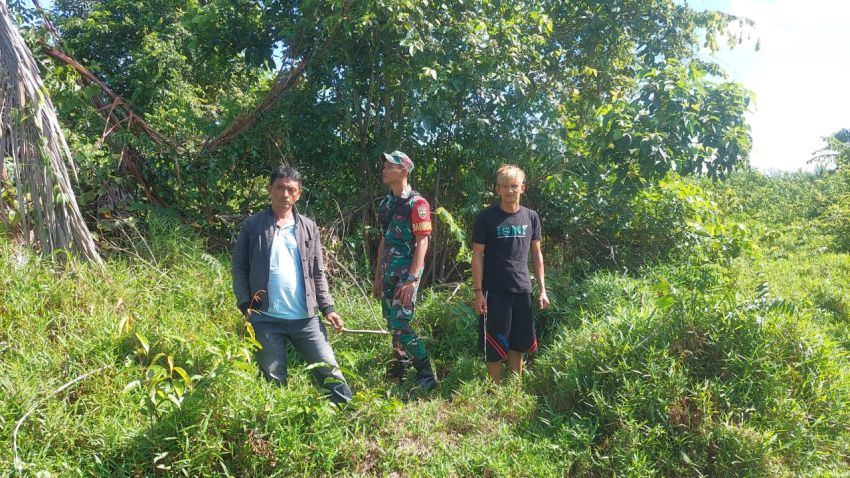 Babinsa Pratu Muhammad Fahrijal Patroli Karhutla di Desa Segomeng