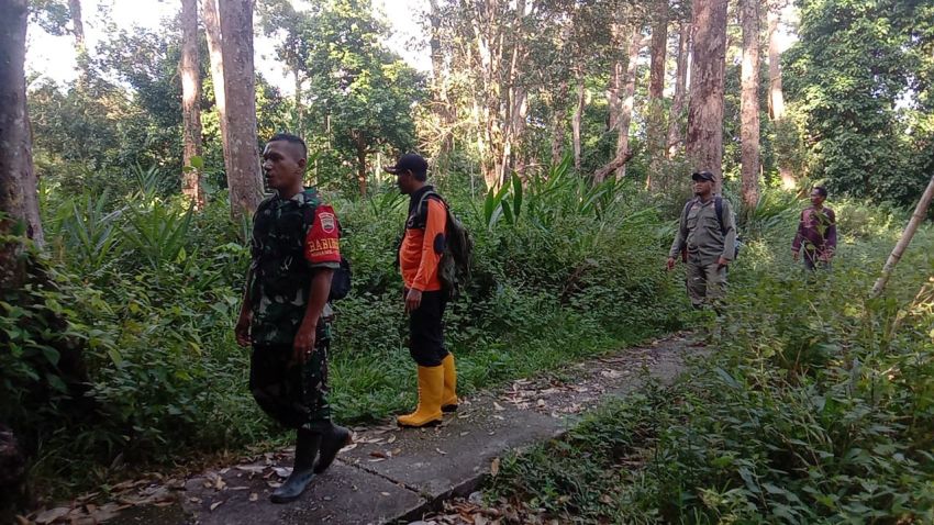 Serka Anton Harianja Bersama Kadus dan MPA Desa Tanjung Kedabu Terus Lakukan Patroli Karhutla