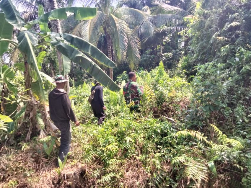 Babinsa Koramil 02 Tebingtinggi Serda Lasidi Bersama Warga Sonde Terus Lakukan Patroli Karhutla