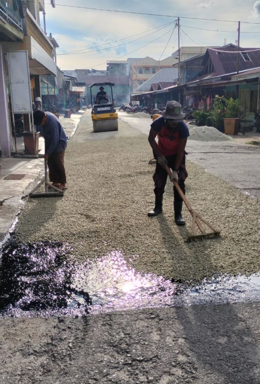 Perbaikan Jalan Rusak di Teluk Belitung dengan Teknik Burda Dilanjutkan