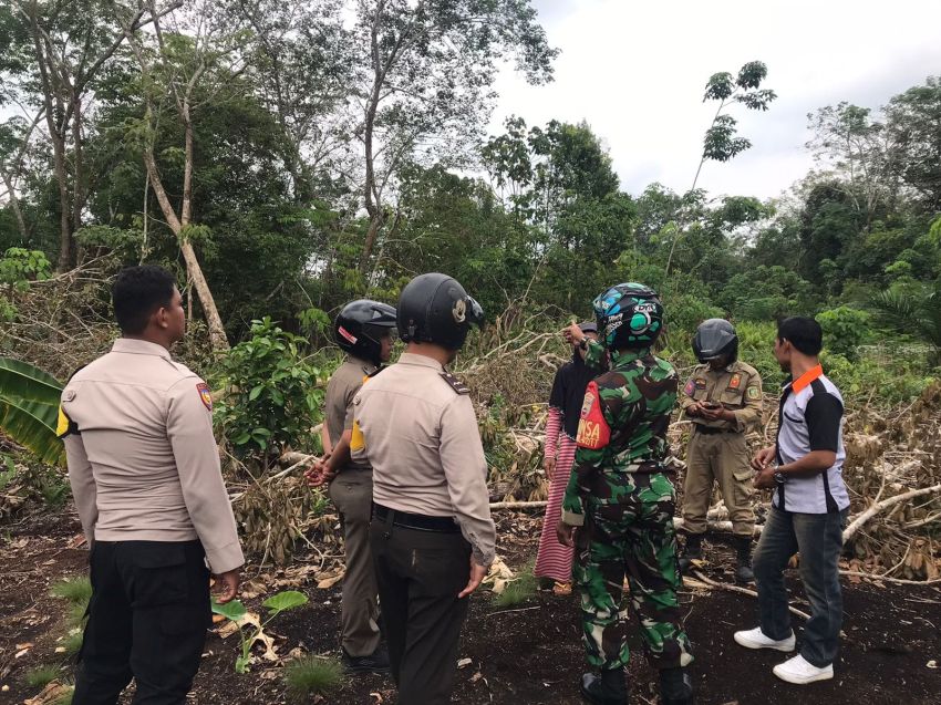 Babinsa Serma Safi'i Bersama Tim Lakukan Patroli Karhutla di Desa Mekong