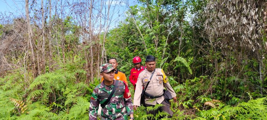 Pratu Wahyu Pradana Bersama Bhabinkamtibmas Patroli Karhutla di Desa Bungur