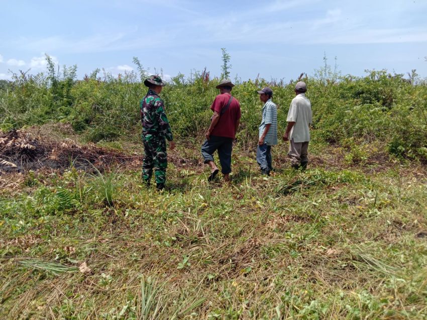 Babinsa Koramil 02 Tebingtinggi Praka Agam Iskandar Patroli Karhutla di Desa Bina Maju