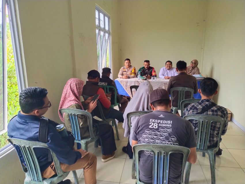 Sertu M Amri Lakukan Komsos Lurah Selatpanjang Selatan Beserta Staf