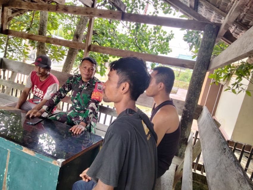Pererat Silaturahmi, Serda Lasidi Lakukan  Komsos Dengan Warga Sonde