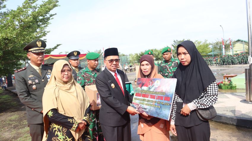 Peringati HUT ke-79 TNI, Dandim Bengkalis Serahkan 2 Kunci Bedah Rumah Tidak Layak Huni
