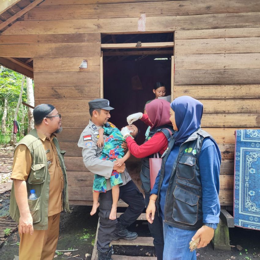 Polsek Rangsang Barat Bersama Nakes Puskesmas Anak Setatah Sisir Anak Yang Belum Ikut PIN Polio