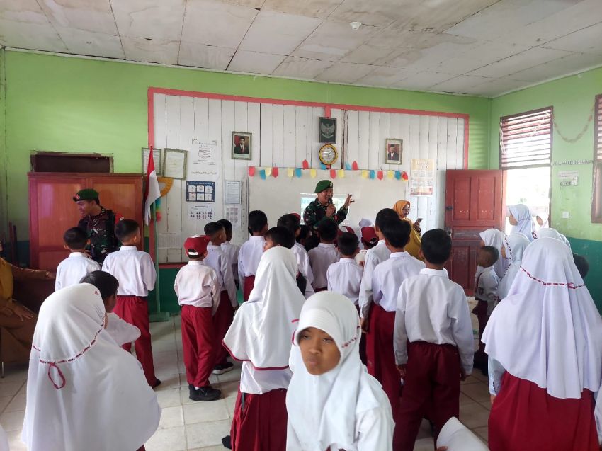 Anggota Koramil 02 Tebingtinggi Kunjungi SDN 19 Alahair Timur