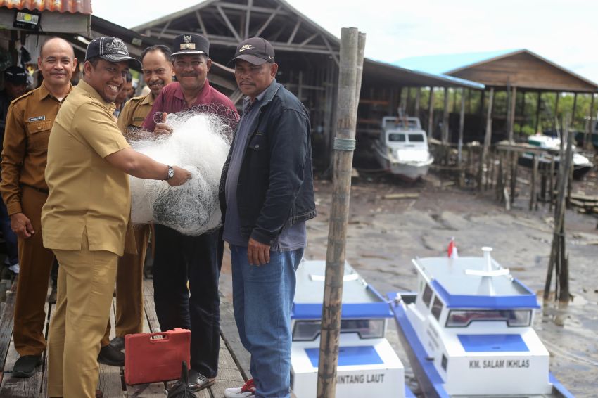 Pjs Bupati Meranti Serahkan Bantuan 2 Kapal dan 8 Sampan Dayung untuk Kelompok Nelayan