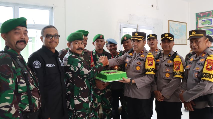 HUT TNI ke-79, Wakapolres Kepulauan Meranti Beri Surprise ke Koramil dan Pos AL
