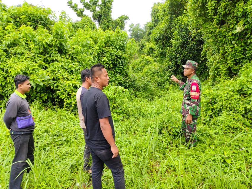 Sertu Rudi R Bersama Warga Kedabu Rapat Patroli Titik Rawan Karhutla