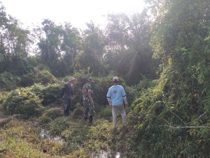 Cegah Karhutla, Kopda Sukarman Bersama Warga Tenggayun Raya Gencar Patroli