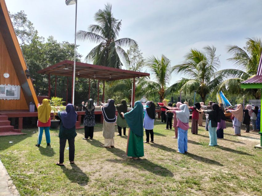 Puluhan Lansia Ikuti Penyuluhan dan Senam Sehat di Pos Bhabinkamtibmas Desa Bokor