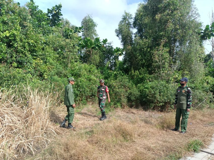 Pratu Riski Nurdiansyah Bersama Warga Banglas Terus Patroli Guna Mengantisipasi Karhutla