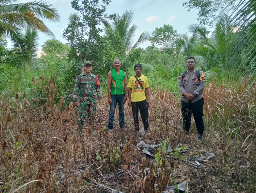 Serda Imam Subarkah Bersama Bhabinkamtibmas dan Warga Patroli Karhutla di Desa Topang
