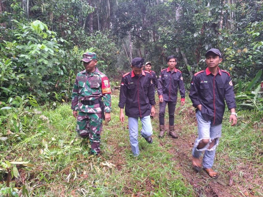 Cegah Karhutla, Serda DS Hotang Ajak Warga Tanjung Darul Takzim Lakukan Patroli