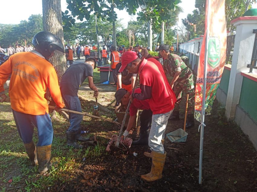 Serda Suprayitno Ikut Gotong Royong Bersama Warga Desa Sungai Cina