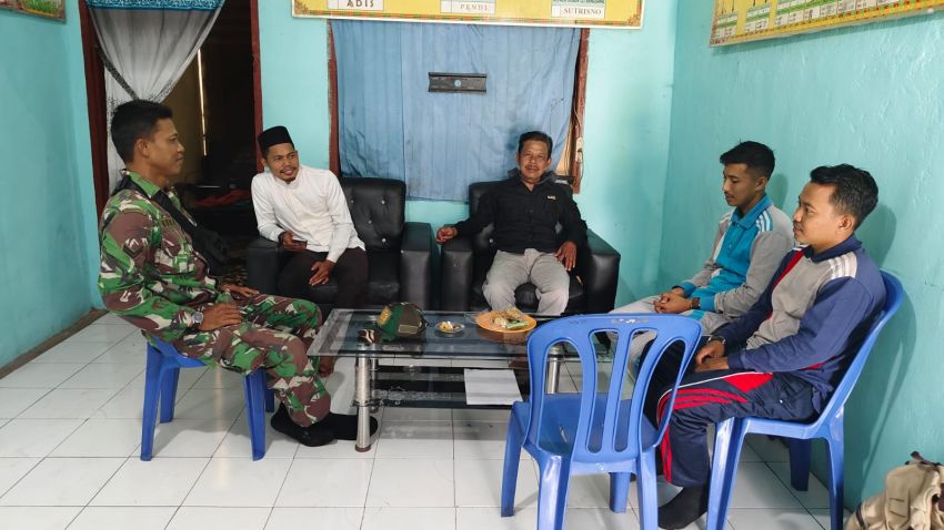 Gelar Komsos di Desa Kedabu Rapat, Ini Yang Disampaikan Sertu Rudi R