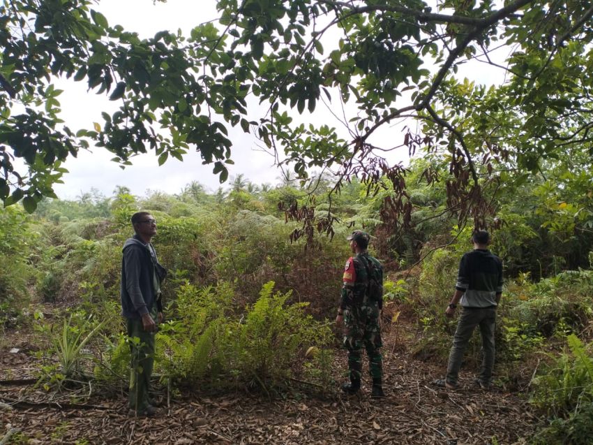 Cegah Karhutla, Pratu Wahyu Pradana Bersama Bhabinkamtibmas dan Warga Bungur Gencar Patroli