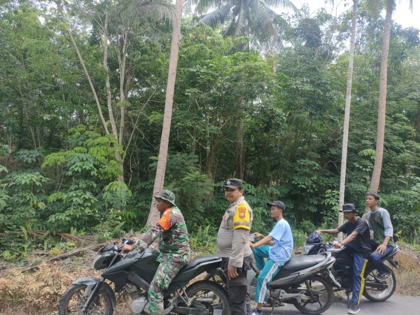 Cegah Karhutla, Serda Irfan Sulaiman Ajak Warga Tanjung Gadai Lakukan Patroli
